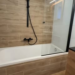 Badkamer met houtlook tegelwerk